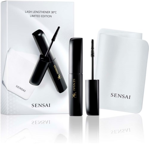 Ett set Sensai lash lengthener med mascara och removerservetter. Produkterna är svarta och presenteras med förpackning.