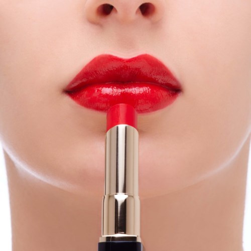 Nahaufnahme von Lippen, die mit rotem Lippenstift betont werden.