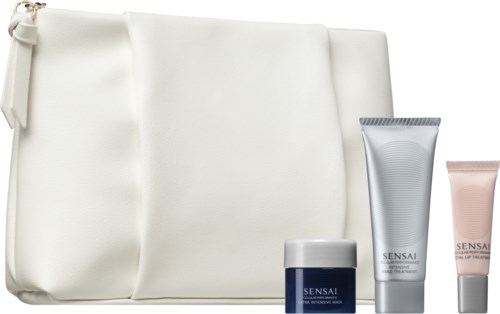Snygg vit väska med hudvårdsprodukter, inklusive kräm och lotion, framför en svart bakgrund.