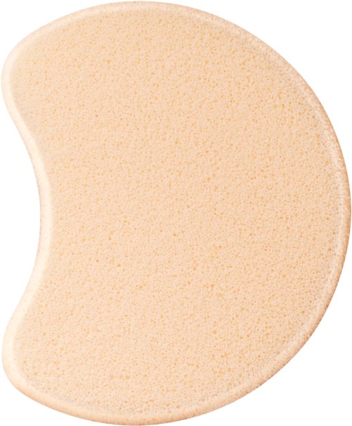 En beige, njurformad sminksvamp med en mjuk, porös yta.