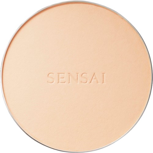 En rund kompakt med beige puder och ordet 'SENSAI' ingraverat på ytan.