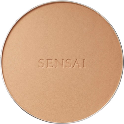 En rund puderbox med ordet 'SENSAI' inprängt på ytan, i beige färg.