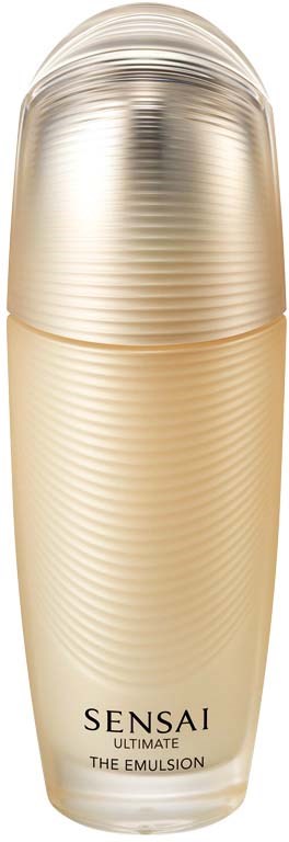 En guldfarvet cylindrisk flaske med rundhætte. Etiketten viser, at det er Sensai Ultimate Emulsion.