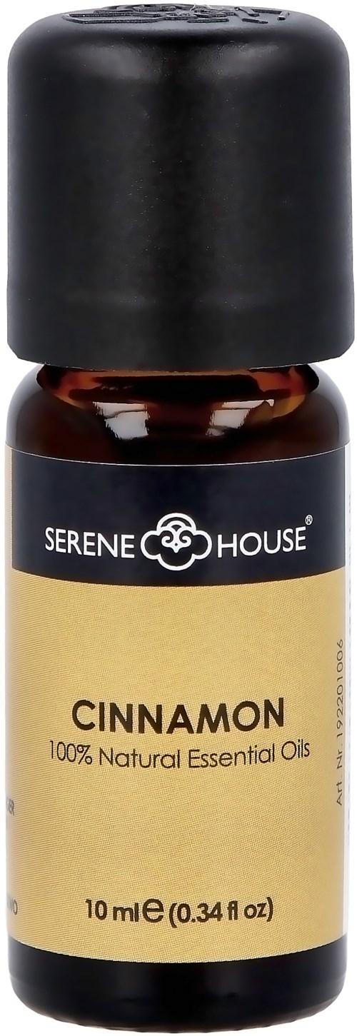 En liten flaska märkt 'Kanel 100% Naturlig eterisk olja' från Serene House, med svart lock.