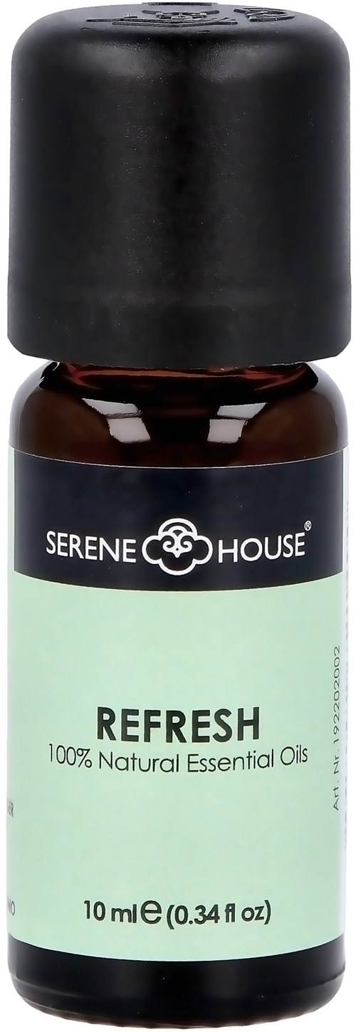 En lille brun flaske med sort låg, mærket 'Serene House Refresh' æterisk olie, 10 ml, naturlig duft.