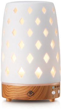 En vit diffuser med diamantformade hål och en träram. Den har kontrollknappar och en liten timer.