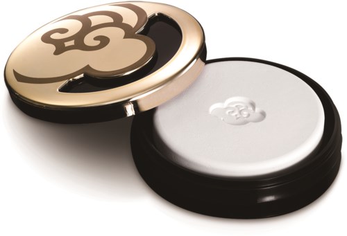 En liten sminkspegel med molnmotiv på locket och en vanlig vit bas.