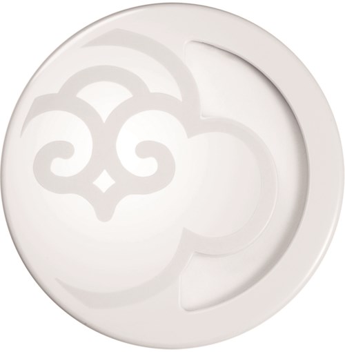 En vit tallrik med dekorativa makaroner och en liten fack. Enkel och elegant design.