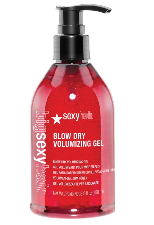 Rød flaske med svart pumpe inneholder volumiserende hårgelé for blow dry.