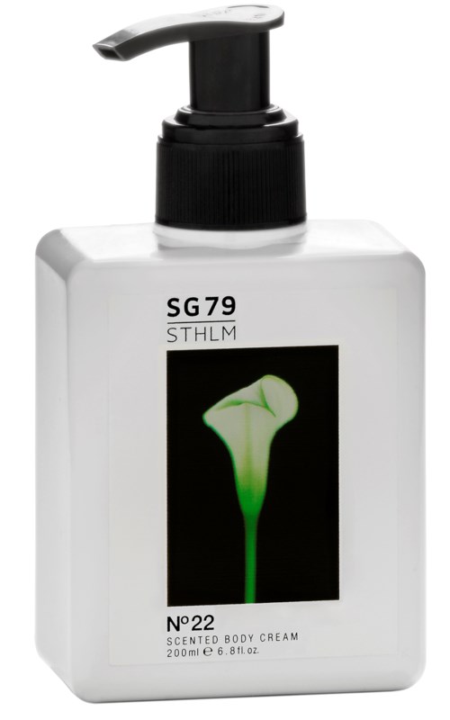 En vit flaska med svart pump, märkt 'Scented Body Cream' och en bild av en grön kallsippa.