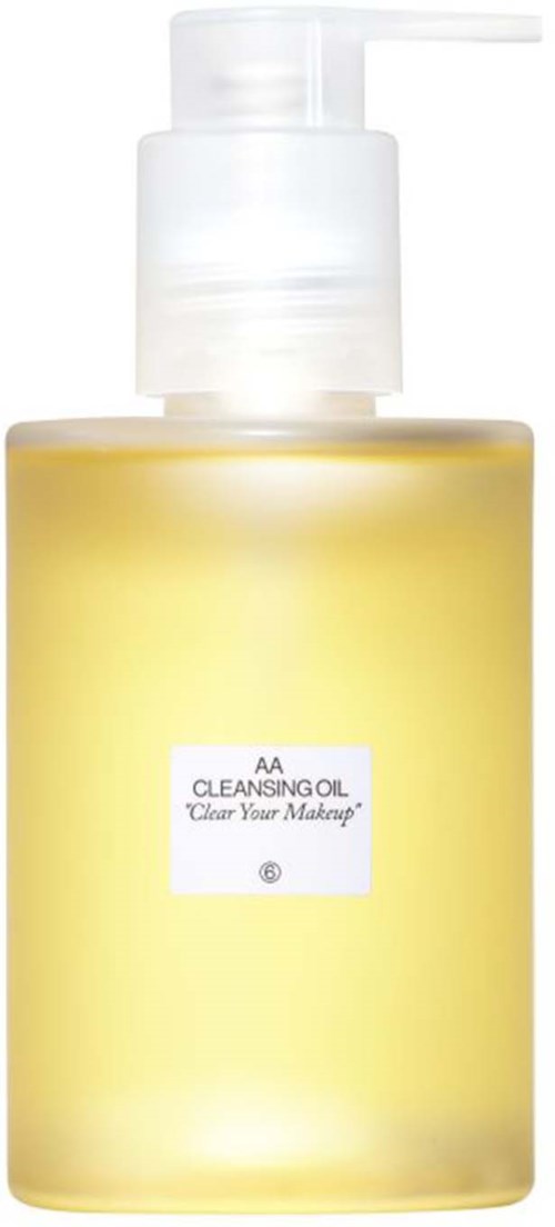 En gul flaska med transparent pump, märkt 'AA Cleansing Oil'.