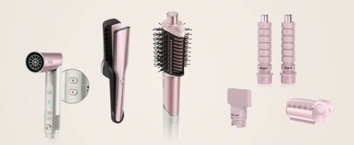 Verzameling van roze en witte haarstylinggereedschap en accessoires, inclusief een föhn, krultang en verschillende rollers.