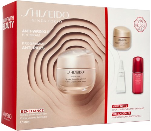 En hudvårdsuppsättning med krämer, serum och en mindre röd och vit burk, inriktad på anti-rynk och anti-aging.