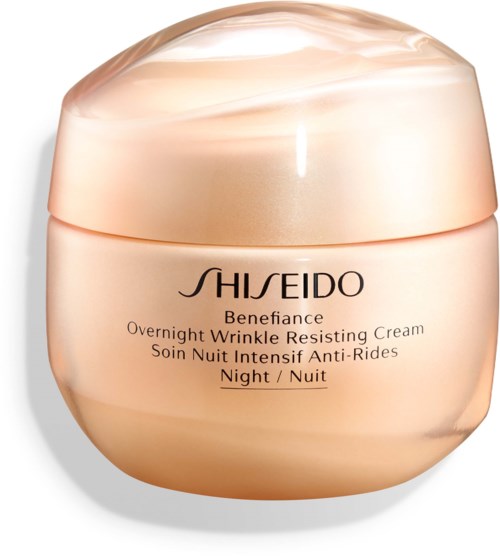 Eine runde, rosafarbene Dose von Shiseido Benefiance Nachtcreme mit glatter, glänzender Deckel und schwarzem Textetikett.