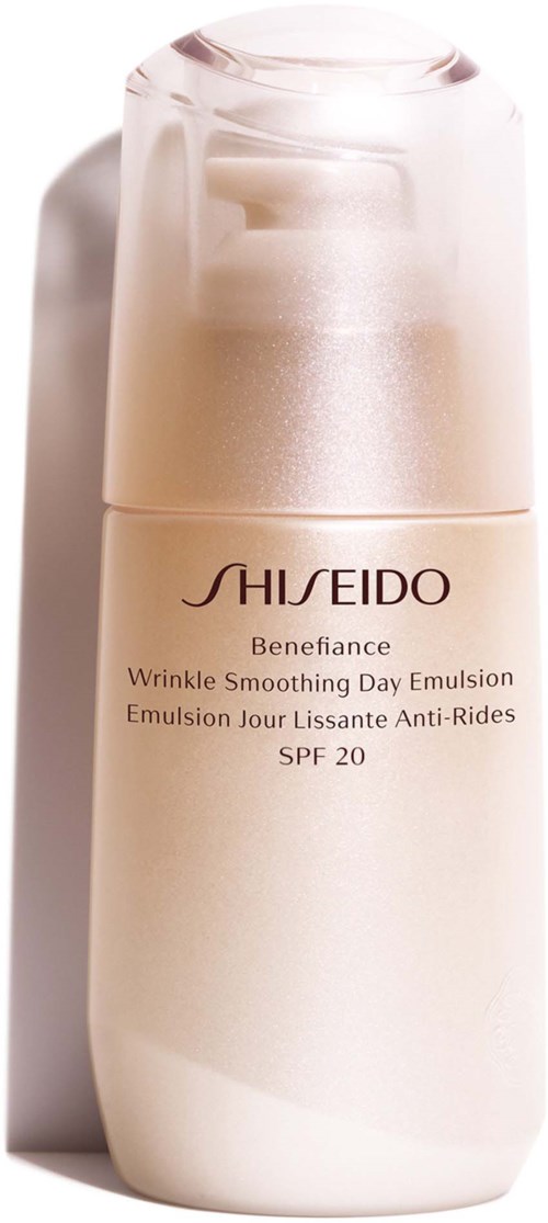 En vit flaska med Shiseido hudvårdsprodukt, märkt Benefits Wrinkle Smoothing Day Emulsion SPF 20.