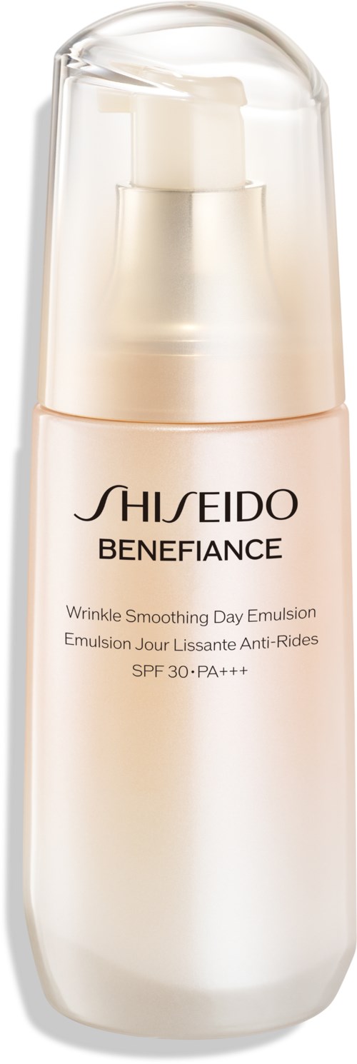 En lys rosa flaske av Shiseido Benefiance Wrinkle Smoothing Day Emulsion med klar lokk og pumpe.