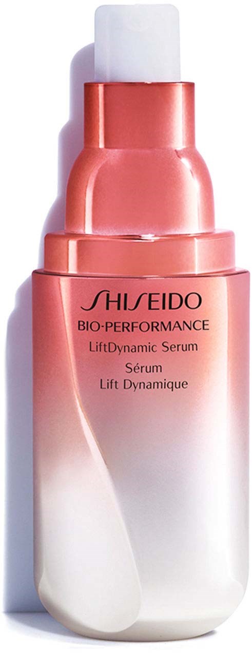 En hudvårdsserumburk med en rosa till vit gradient, en vit pump, och svart text som beskriver det som Shiseido Bio-Performance LiftDynamic Serum.