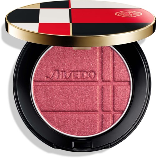 Ein runder Rouge-Paletten mit vier rosa Tönen, geprägt mit dem Markennamen Shiseido und geometrischen Mustern, geöffnet, um die Farben zu zeigen.