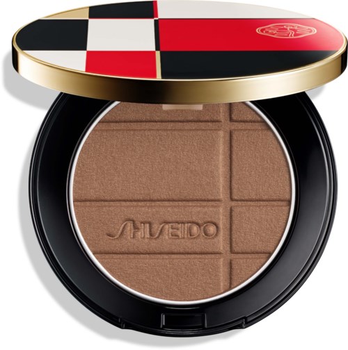 Komplettpuder mit Shiseido-Logo, in vier Abschnitte unterteilt mit unterschiedlichen matten Brauntönen.