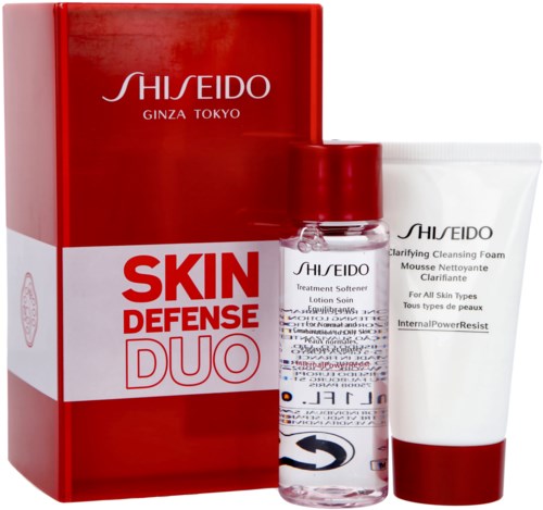 Bildet visar en hudvårdsuppsättning med en låda, en liten flaska lotion och en tub reningsskum.