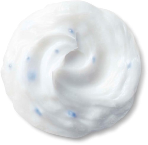 Een draaikolk van witte room met kleine blauwe vlekjes, ziet er glad en zacht uit.