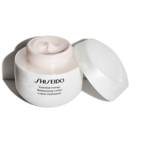 En hvid krukke med Shiseido fugtighedscreme med åbent låg, der viser den bløde creme.