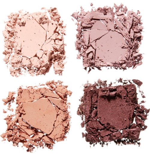 Vier zerquetschte Make-up-Puder in verschiedenen Farbtönen, von hell bis dunkel, in einem Raster.