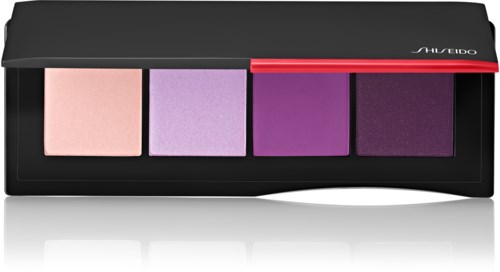 Eine Lidschattenpalette mit vier unterschiedlichen lila- und pinkfarbenen Lidschatten in einer schwarzen Verpackung.