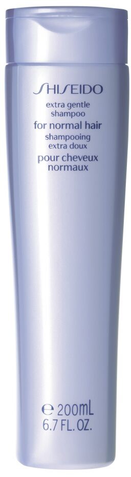 En lang, lys lilla flaske med Shiseido ekstra mild sjampo for normalt hår. Den har en hettelukking og inneholder 200 ml.
