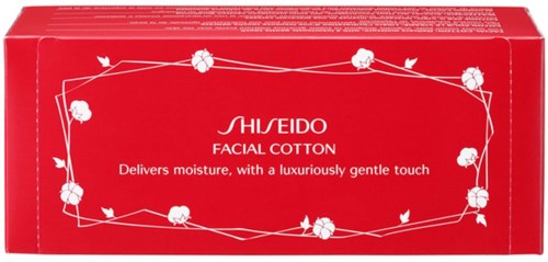 Röd förpackning med vita blommor, text om Shiseido ansiktsvatten, fuktgivande och skonsam touch.