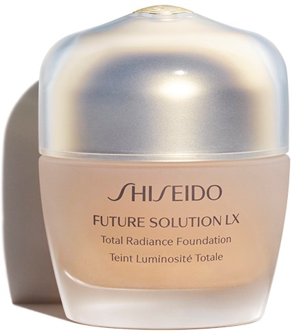 En burk med Shiseido Future Solution LX Total Radiance Foundation med en glänsande, silverfärgad lock och beigefärgad behållare.