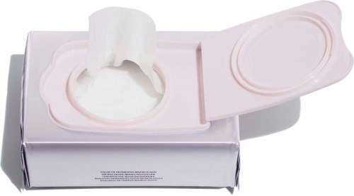 Een roze-witte plastic doos met deksel en een klein doekje, gebruikt om make-up of vuil te verwijderen.