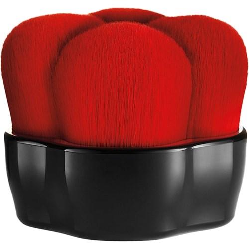 En röd, fluffig makeupborste med svart handtag och bas.