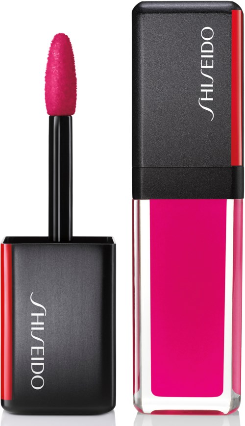 Kaksi huultenkiiltoreservuaaria, toinen auki pinkki gloss ja levitin, toinen kiinni, brändin nimi Shiseido.