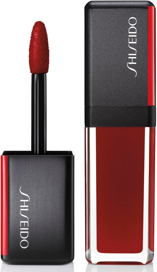 Huulipunaputki, jossa on punaista nestettä ja Shiseido-merkki mustassa pakkauksessa.