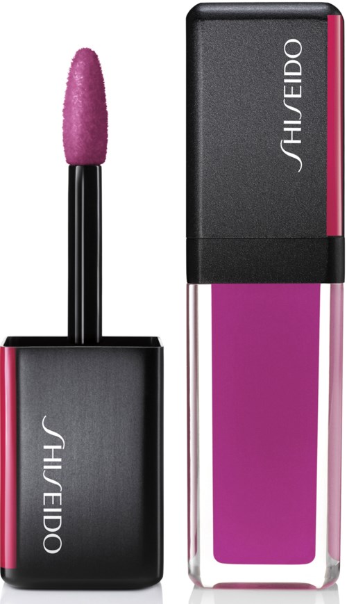Musta ja pinkki huultenkiillottajan pullo, jossa on pinkki sieni ja putki violettia huulten väriä.