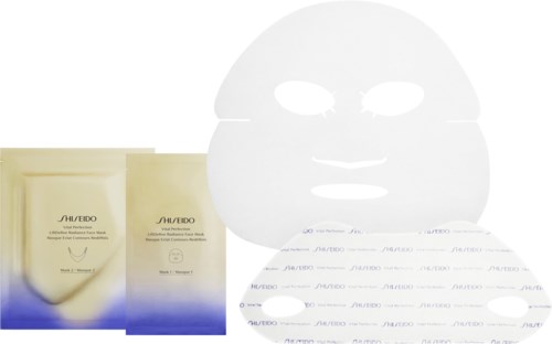 Ett ansiktsmaskblad och två små påsar från Shiseido, båda med ljusförpackning. Masken har öppningar för ögon, näsa och mun.