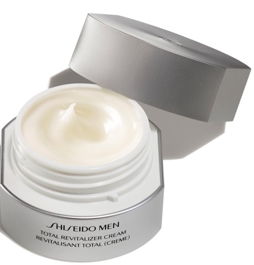 En vit burk med herrkräm med en silverlock, märkt 'SHISEIDO MEN' och 'Total Revitalizer Cream'.