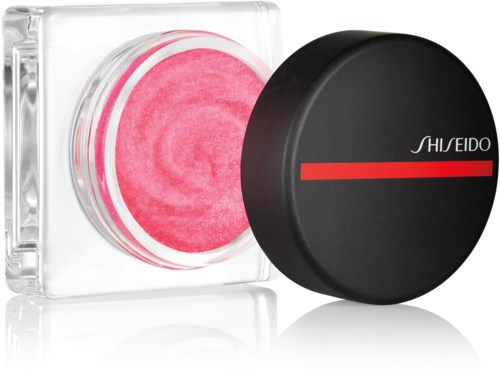 En rosa blush i en liten klar beholder med svart lokk som viser merket Shiseido. Lokket er plassert ved siden av beholderen.
