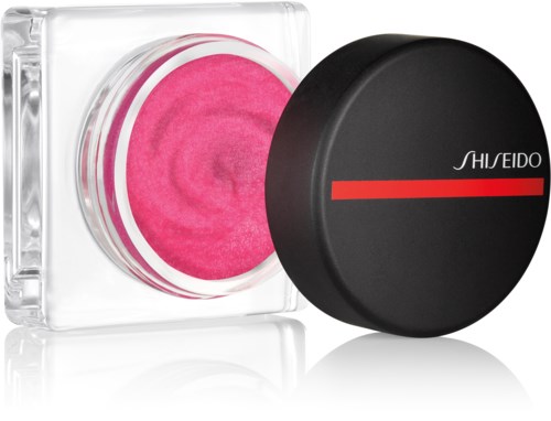 En rosa rouge i en klar glasskrukke med svart lokk som har en rød stripe, merket Shiseido.