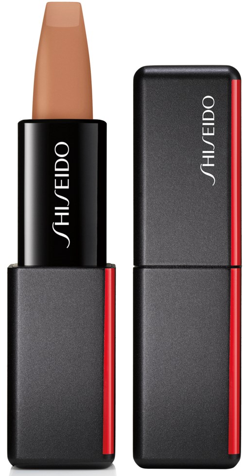 Et Shiseido leppestift med svart og rødt emballasje, uten lokk og med beige leppefarge synlig.