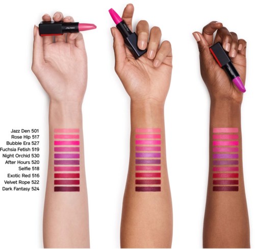 Tre händer visar olika rosa och lila läppstift nyanser med matchande swatches, som visar olika hudtoner.