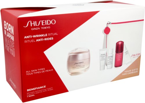 Ett hudvårdsset i en vit och röd låda, inkluderar krämer och serum för anti-rynka och hudfördelar.