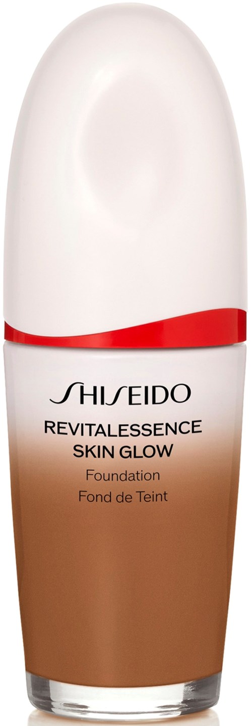 En foundationflaske med hvit lokk, brunt væske og Shiseido Revitalessence Skin Glow-etikett.