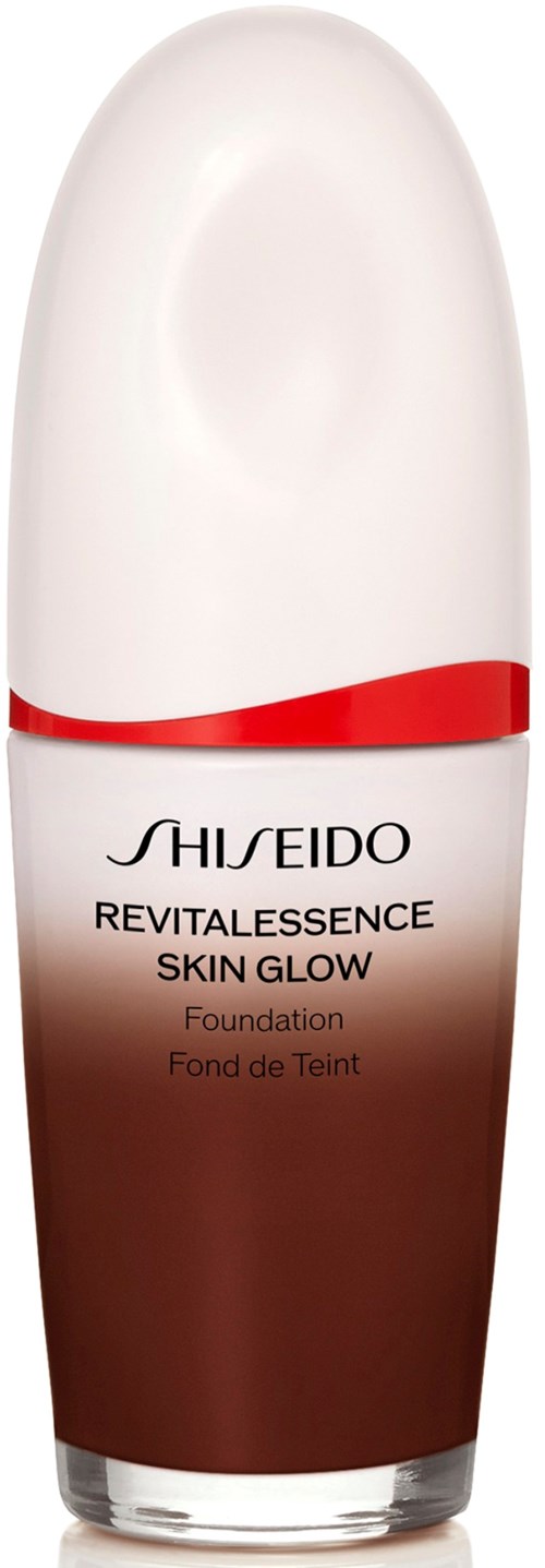 En flaske Shiseido Revitalessence Skin Glow foundation med hvit hette og rød og brun etikett.