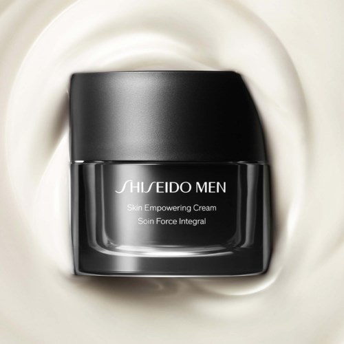En svart burk med Shiseido Men hudkräm på en ljus bakgrund.