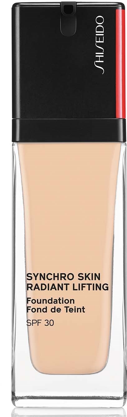 Shiseido Synchro Skin Radiant Lifting foundation med SPF 30 i en genomskinlig flaska, svart lock och röd accent.