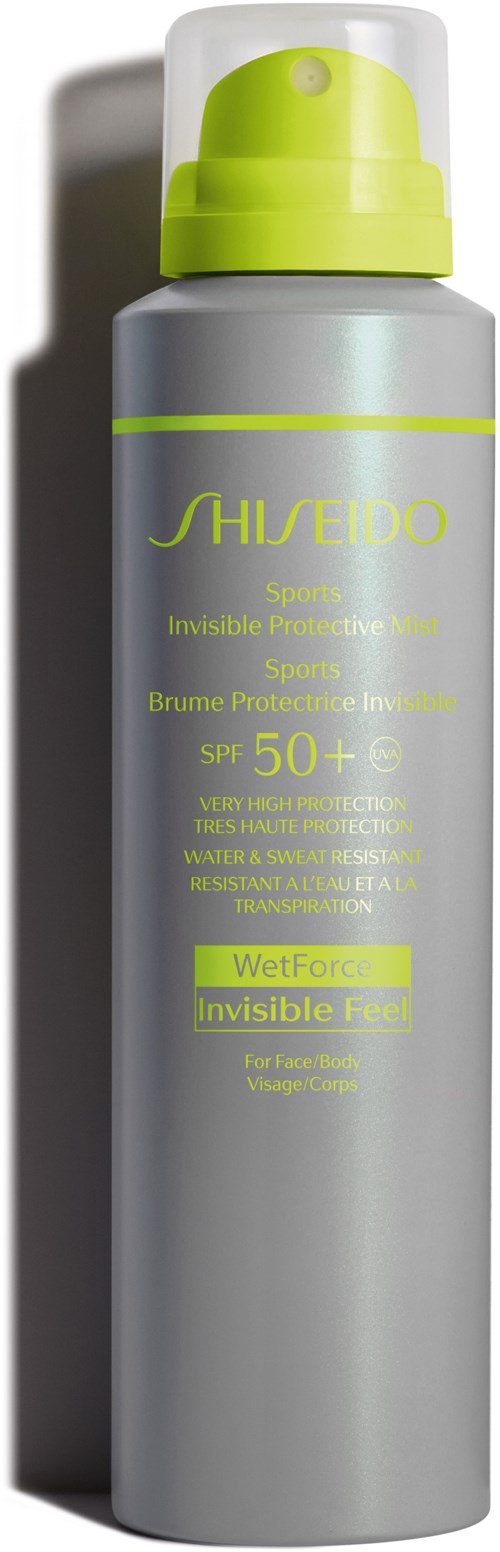 En lång, silverflaska med grönt lock och text, solkräm med SPF 50 för osynligt skydd och vattentålighet.