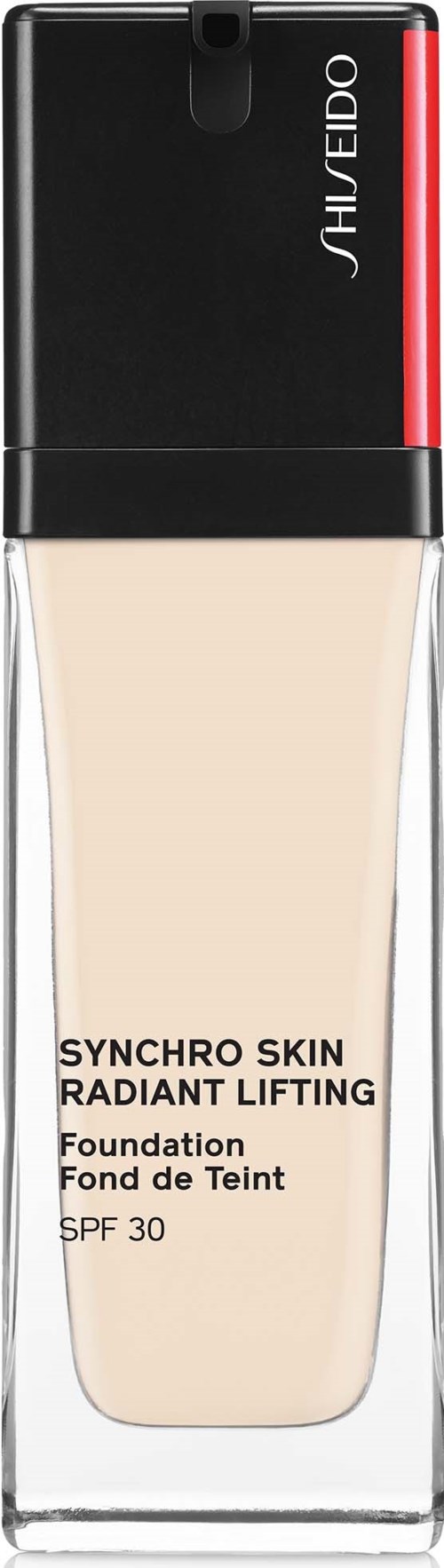 En Shiseido foundationflaska med svart lock, röd streck och klar kropp som visar ljus färgad vätska.