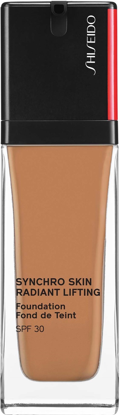 En foundationflaske med svart og rød hette, merket 'Synchro Skin Radiant Lifting'. Flaska er gjennomsiktig og viser beige væske.